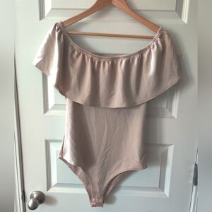Off-Shoulder Ruffle Bodysuit in Light Pink